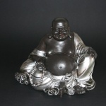 Lachende Boeddha zittend, polystone, zilver 16cm (285)