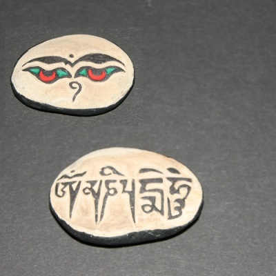 Tibetaanse pelgrim steen groot (7-9cm)  met Om Mani Padme Hum