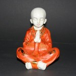 Boeddha monnik zittend, polystone, rood 16cm (720-C)