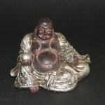 Lachende Boeddha zittend, polystone, zilver 8cm (005)
